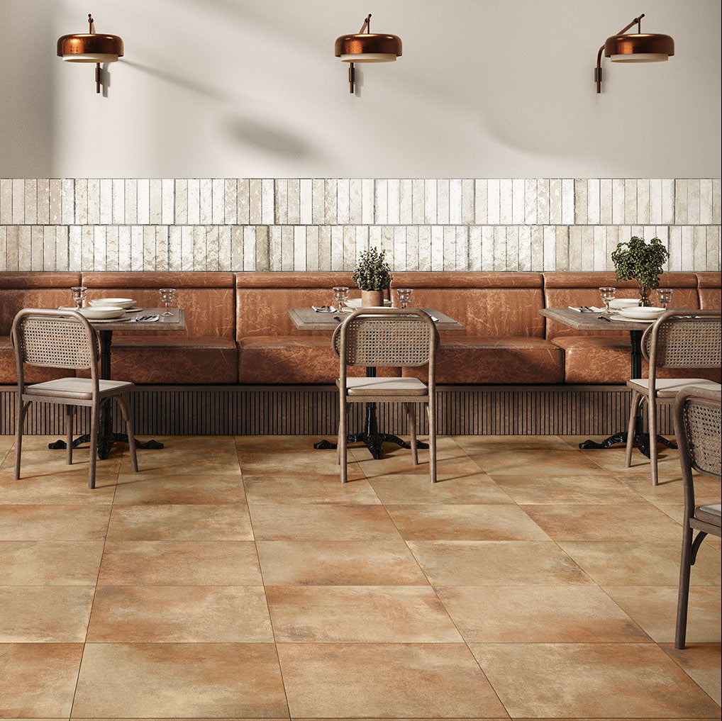 Restaurante moderno con piso de cerámica beige y azulejos decorativos en la pared