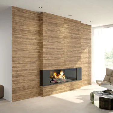 Sala moderna con pared de azulejo imitación madera y chimenea contemporánea