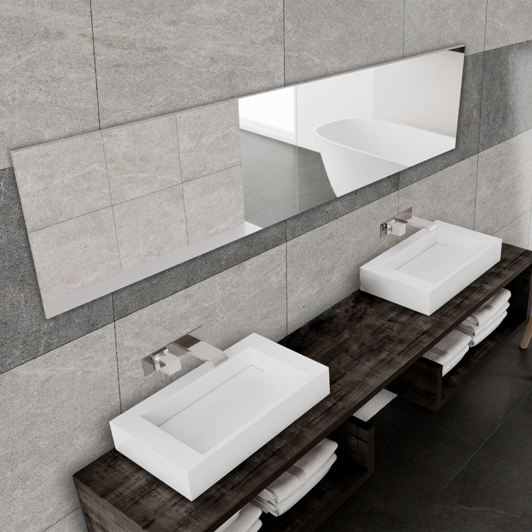 Baño moderno con lavabos rectangulares blancos, muro de azulejo gris y espejo largo