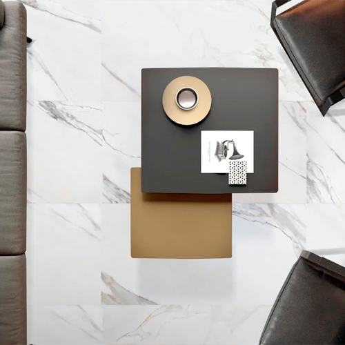 Sala moderna con piso de porcelanato mármol blanco y mesa auxiliar cuadrada