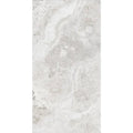 Azulejo cerámico rectangular con acabado en tonos grises y textura tipo mármol, ideal para pisos y recubrimientos.