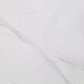Piso de porcelanato blanco con vetas grises, ideal para interiores modernos