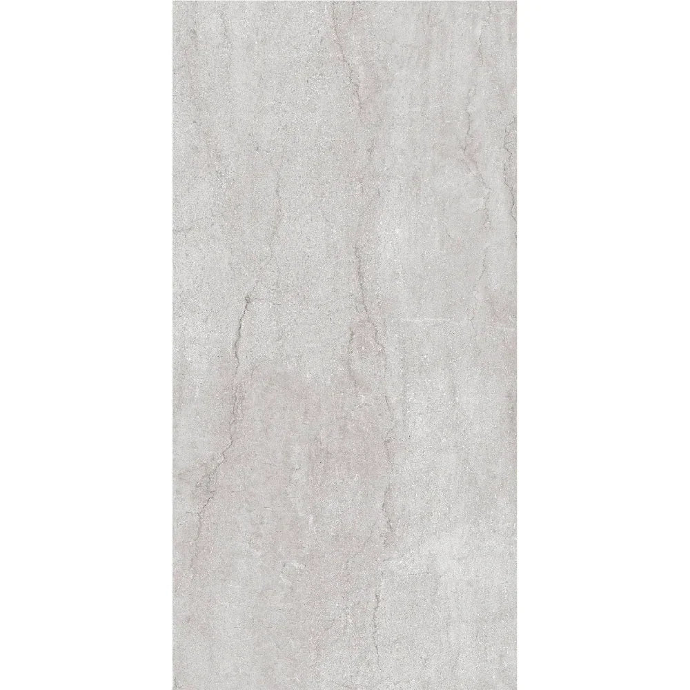 Piso de cerámica gris claro con textura marmoleada para interiores y baños