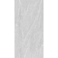 Piso cerámico rectangular color gris claro con textura tipo mármol para interiores.