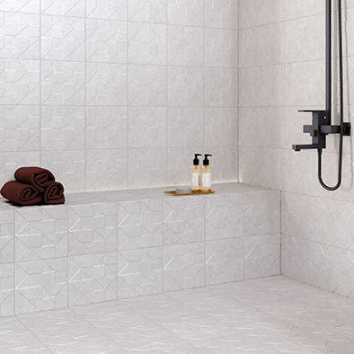 Baño moderno con recubrimiento cerámico gris 20x20, banco integrado y regadera negra