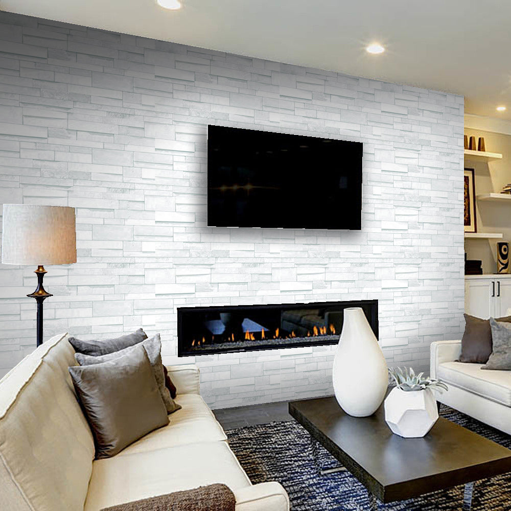 Sala moderna con pared de recubrimiento blanco tipo piedra, chimenea y televisor