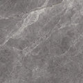 Piso porcelanato gris tipo mármol con vetas blancas y acabado brillante para interiores.