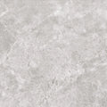 Piso porcelanato gris brillo acabado tipo mármol, textura elegante y moderna, 55x55 cm