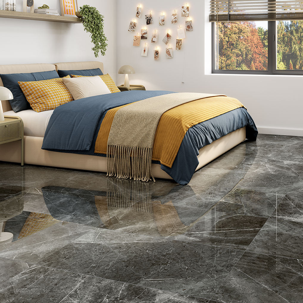 Dormitorio moderno con piso de porcelanato efecto mármol negro brillante y cama decorada.