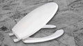 Asiento de inodoro blanco alargado sobre piso gris, accesorio para baño moderno