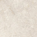 Piso cerámico beige claro con acabado marmoleado, ideal para interiores modernos