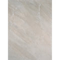 Piso cerámico beige con acabado marmoleado, ideal para interiores modernos y elegantes.