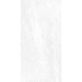 Piso porcelánico blanco tipo mármol rectangular, acabado suave y vetas grises sutiles.