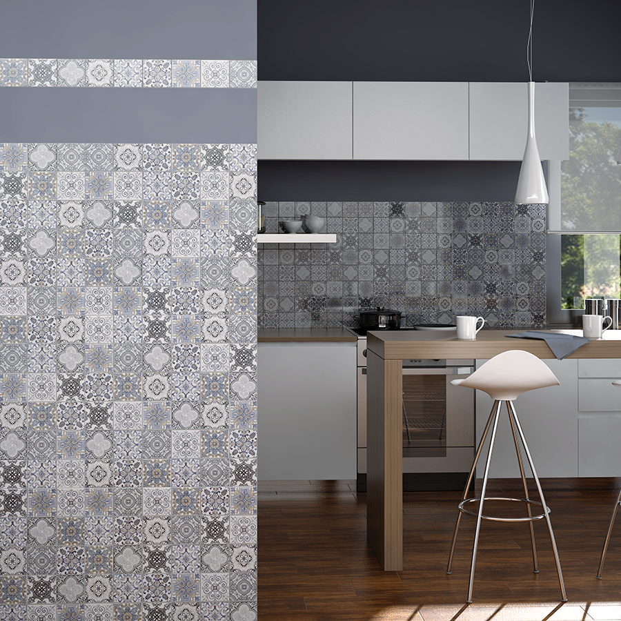 Cocina moderna con azulejos decorativos azul y gris, diseño geométrico en paredes