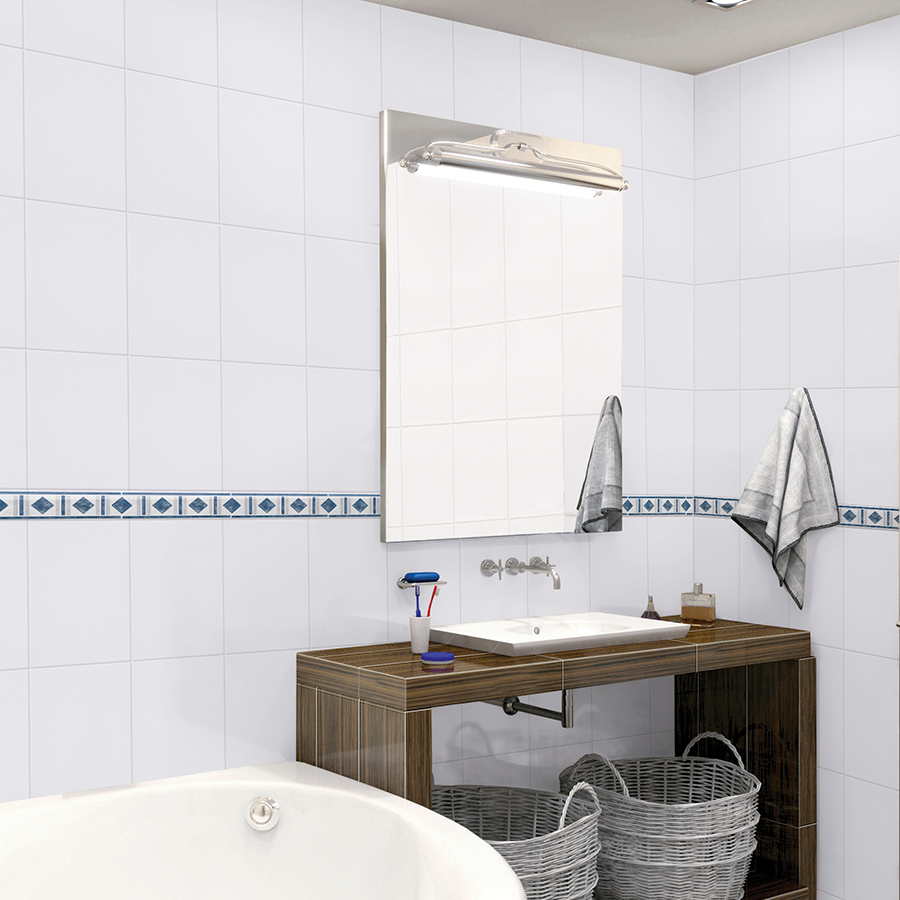Baño moderno con azulejo blanco Helsinki 20x30 cm y cenefa azul, lavabo y espejo