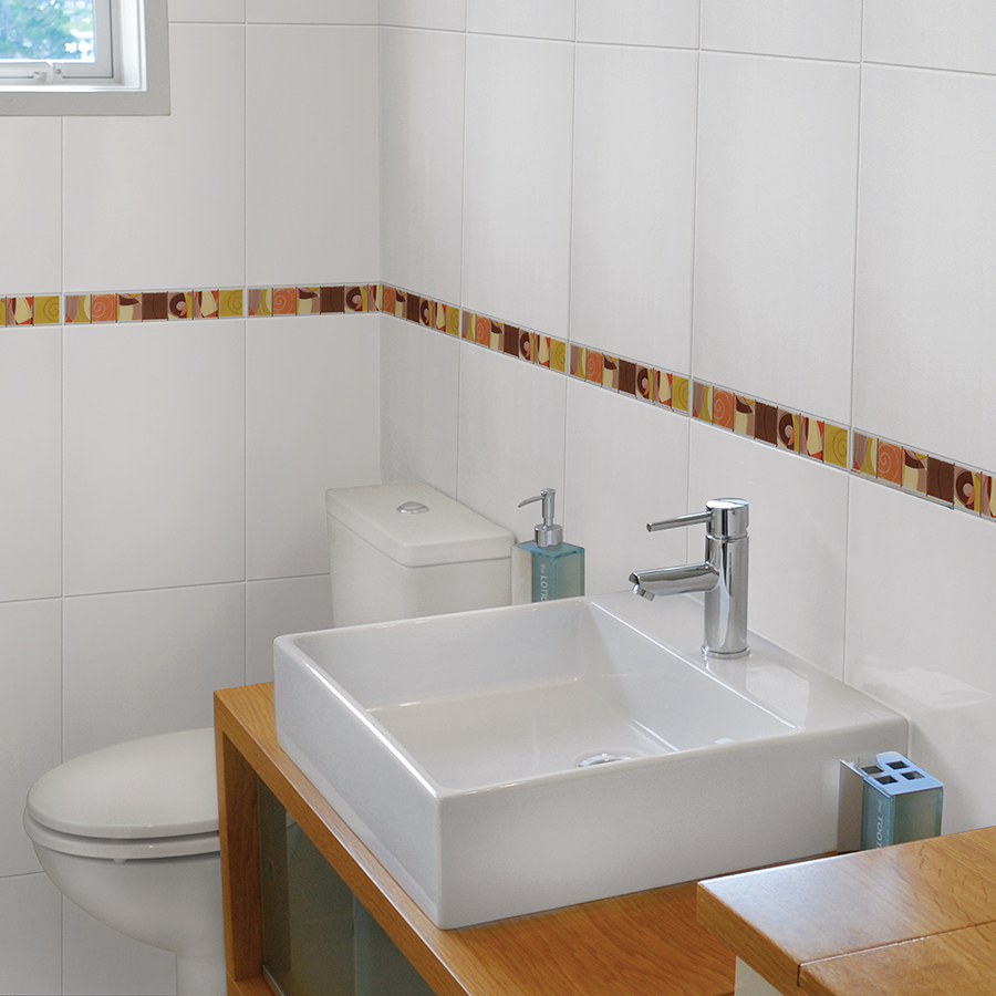 Baño moderno con azulejo blanco Oslo y cenefa decorativa, lavabo cuadrado y muebles de madera.