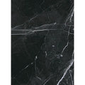 Piso porcelanato negro acabado mármol con vetas grises, elegante para interiores