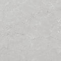 Piso cerámico gris imitación mármol de 45x45 cm con vetas sutiles, ideal para interiores.